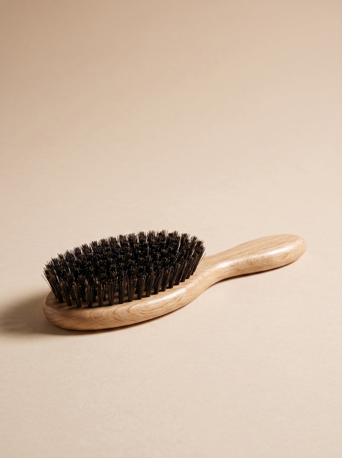 The smoothing brush for everyday brushing on a beige background